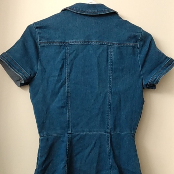 Women's knee length denim dress size medium, runs like a size 4. Zip up - Picture 7 of 10